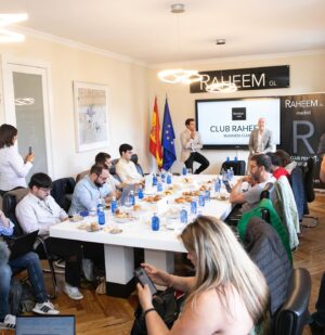 Albert Rivera Instagram - Estoy muy feliz por poder contaros que desde hoy soy socio del capital y presidente del @clubraheem. 

Para alguien como yo, hijo y nieto de pequeños empresarios, defensor de la libertad de empresa y los emprendedores en mi etapa política, y firme creyente de la libertad de comercio y apasionado del talento, poder presidir un club internacional de negocios de referencia en la capital de España es un orgullo y una gran oportunidad para seguir apostando por los valores en los que me crie, en los que me formé y en los que creo. 

Gracias a José Tapias, fundador y CEO del club, por toda la gran labor realizada hasta la fecha, y a todos sus socios por la confianza depositada. Juntos haremos un equipo aún más fuerte. 

Vamos a convertir al club en la casa de todos los empresarios, profesionales y directivos que crean en la calidad, en la innovación, en el esfuerzo, en el talento y en el éxito compartido. 

Para que crezcan nuestros negocios también hay que seguir creciendo como profesionales y como personas, A eso nos vamos a dedicar en los próximos años: ayudaremos a nuestros socios a seguir creciendo en todas sus facetas y a disfrutar del camino. 

#empresas #Madrid #España #negocios #economia