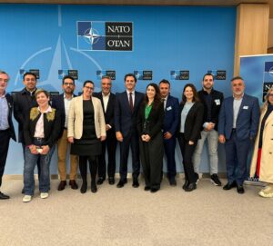 Albert Rivera Instagram - La estancia de tres días en Bruselas del posgrado del @inunivlider se ha convertido ya en una cita ineludible para conocer de primera mano las claves de futuro de la legislación Europea, la estrategia de la OTAN en la guerra de Ucrania o la previsión de inversión en tecnología y defensa de los países Aliados. 

Para tomar decisiones con mayor acierto en el ámbito empresarial e institucional es decisivo conocer las tendencias en la geopolítica mundial. 

Hemos tenido sesiones de trabajo en el Parlamento Europeo, en el Comité de las Regiones, en la Cámara de Comercio Americana y en la OTAN, de la mano de altos representantes de todas estas instituciones, ha sido un auténtico lujo. Gracias a todos los responsables que lo habéis hecho posible. 

#liderazgo #universidad #geopolitica #UE #OTAN #empresa #Bruselas