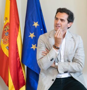 Albert Rivera Instagram - Estoy muy feliz por poder contaros que desde hoy soy socio del capital y presidente del @clubraheem. 

Para alguien como yo, hijo y nieto de pequeños empresarios, defensor de la libertad de empresa y los emprendedores en mi etapa política, y firme creyente de la libertad de comercio y apasionado del talento, poder presidir un club internacional de negocios de referencia en la capital de España es un orgullo y una gran oportunidad para seguir apostando por los valores en los que me crie, en los que me formé y en los que creo. 

Gracias a José Tapias, fundador y CEO del club, por toda la gran labor realizada hasta la fecha, y a todos sus socios por la confianza depositada. Juntos haremos un equipo aún más fuerte. 

Vamos a convertir al club en la casa de todos los empresarios, profesionales y directivos que crean en la calidad, en la innovación, en el esfuerzo, en el talento y en el éxito compartido. 

Para que crezcan nuestros negocios también hay que seguir creciendo como profesionales y como personas, A eso nos vamos a dedicar en los próximos años: ayudaremos a nuestros socios a seguir creciendo en todas sus facetas y a disfrutar del camino. 

#empresas #Madrid #España #negocios #economia
