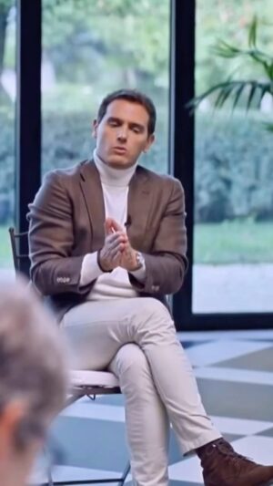 Albert Rivera Instagram - ¿Cómo le explicamos a nuestros hijos que hay que cumplir las leyes, si los que gobiernan hacen una ley para que los políticos puedan saltarse las leyes, cometer delitos, sin que ni siquiera les juzguen por ello?