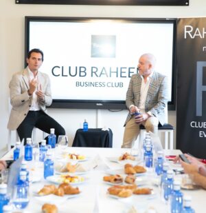 Albert Rivera Instagram - Estoy muy feliz por poder contaros que desde hoy soy socio del capital y presidente del @clubraheem. 

Para alguien como yo, hijo y nieto de pequeños empresarios, defensor de la libertad de empresa y los emprendedores en mi etapa política, y firme creyente de la libertad de comercio y apasionado del talento, poder presidir un club internacional de negocios de referencia en la capital de España es un orgullo y una gran oportunidad para seguir apostando por los valores en los que me crie, en los que me formé y en los que creo. 

Gracias a José Tapias, fundador y CEO del club, por toda la gran labor realizada hasta la fecha, y a todos sus socios por la confianza depositada. Juntos haremos un equipo aún más fuerte. 

Vamos a convertir al club en la casa de todos los empresarios, profesionales y directivos que crean en la calidad, en la innovación, en el esfuerzo, en el talento y en el éxito compartido. 

Para que crezcan nuestros negocios también hay que seguir creciendo como profesionales y como personas, A eso nos vamos a dedicar en los próximos años: ayudaremos a nuestros socios a seguir creciendo en todas sus facetas y a disfrutar del camino. 

#empresas #Madrid #España #negocios #economia
