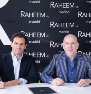 Albert Rivera Instagram - Estoy muy feliz por poder contaros que desde hoy soy socio del capital y presidente del @clubraheem. 

Para alguien como yo, hijo y nieto de pequeños empresarios, defensor de la libertad de empresa y los emprendedores en mi etapa política, y firme creyente de la libertad de comercio y apasionado del talento, poder presidir un club internacional de negocios de referencia en la capital de España es un orgullo y una gran oportunidad para seguir apostando por los valores en los que me crie, en los que me formé y en los que creo. 

Gracias a José Tapias, fundador y CEO del club, por toda la gran labor realizada hasta la fecha, y a todos sus socios por la confianza depositada. Juntos haremos un equipo aún más fuerte. 

Vamos a convertir al club en la casa de todos los empresarios, profesionales y directivos que crean en la calidad, en la innovación, en el esfuerzo, en el talento y en el éxito compartido. 

Para que crezcan nuestros negocios también hay que seguir creciendo como profesionales y como personas, A eso nos vamos a dedicar en los próximos años: ayudaremos a nuestros socios a seguir creciendo en todas sus facetas y a disfrutar del camino. 

#empresas #Madrid #España #negocios #economia