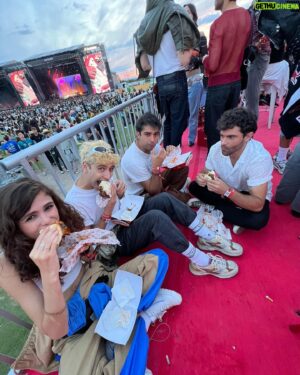 Albert Salazar Instagram - Gracias @estrelladammcat  por llenarnos el corazón de primavera! @primavera_sound