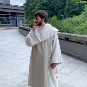Albert Salazar Instagram - Calceto en el techo, colchon en el suelo, broder broder broder Esta gente se ha convertido en mi familia en muy poco tiempo. En 2 dias se estrena @elinternado_lascumbres espero que la disfrutéis tanto como la hemos disfrutado nosotros grabándola. Os quiero familia!💙