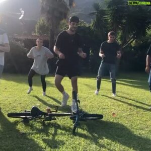 Albert Salazar Instagram - Calceto en el techo, colchon en el suelo, broder broder broder Esta gente se ha convertido en mi familia en muy poco tiempo. En 2 dias se estrena @elinternado_lascumbres espero que la disfrutéis tanto como la hemos disfrutado nosotros grabándola. Os quiero familia!💙
