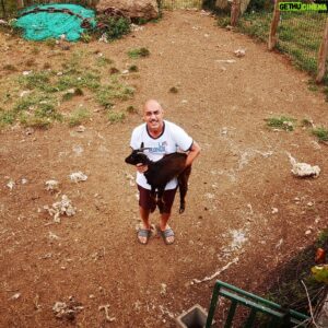 Albert Salazar Instagram - Calceto en el techo, colchon en el suelo, broder broder broder Esta gente se ha convertido en mi familia en muy poco tiempo. En 2 dias se estrena @elinternado_lascumbres espero que la disfrutéis tanto como la hemos disfrutado nosotros grabándola. Os quiero familia!💙
