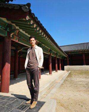 Alberto Mondi Instagram - 창덕궁에서 하는 약방 궁중 다과 체험 하고 왔습니다. 오늘 정말 모든 거 아름다웠고, 럭키형이란 다니에링이랑 완벽한 가족사진까지 찍었어요 ㅋㅋㅋㅋ ☀️

#354 #창덕궁 #궁중다과체험