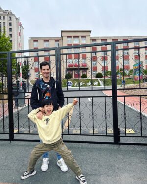 Alberto Mondi Instagram - 18년 전 처음 아내와 만났던 대련에 가족 모두 여행 다녀 왔어요! 아이들에게 우리가 만난 대련외대, 자주 갔던 가게, 자주 다니던 길을 걸으며 추억을 나누었어요. 대련은 여전히 아주 살기 좋고 예쁜 도시예요. 리틀 베니스도 생겨서 더 고향 같기도 하고요 ㅋㅋㅋㅋ 그리고 역시 맛있는 거 많아요. 
Short family trip to Dalian, where 18 years ago my life completely changed. 

#대련 #大连 #dalian #추억여행 #중국 #中国 #china