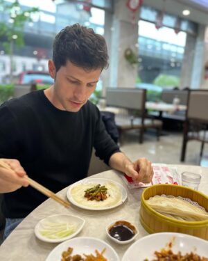 Alberto Mondi Instagram - 18년 전 처음 아내와 만났던 대련에 가족 모두 여행 다녀 왔어요! 아이들에게 우리가 만난 대련외대, 자주 갔던 가게, 자주 다니던 길을 걸으며 추억을 나누었어요. 대련은 여전히 아주 살기 좋고 예쁜 도시예요. 리틀 베니스도 생겨서 더 고향 같기도 하고요 ㅋㅋㅋㅋ 그리고 역시 맛있는 거 많아요. 
Short family trip to Dalian, where 18 years ago my life completely changed. 

#대련 #大连 #dalian #추억여행 #중국 #中国 #china