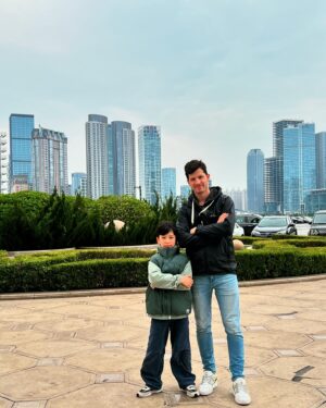 Alberto Mondi Instagram - 18년 전 처음 아내와 만났던 대련에 가족 모두 여행 다녀 왔어요! 아이들에게 우리가 만난 대련외대, 자주 갔던 가게, 자주 다니던 길을 걸으며 추억을 나누었어요. 대련은 여전히 아주 살기 좋고 예쁜 도시예요. 리틀 베니스도 생겨서 더 고향 같기도 하고요 ㅋㅋㅋㅋ 그리고 역시 맛있는 거 많아요. 
Short family trip to Dalian, where 18 years ago my life completely changed. 

#대련 #大连 #dalian #추억여행 #중국 #中国 #china