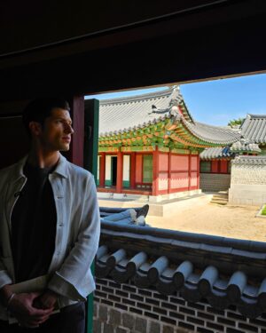 Alberto Mondi Instagram - 창덕궁에서 하는 약방 궁중 다과 체험 하고 왔습니다. 오늘 정말 모든 거 아름다웠고, 럭키형이란 다니에링이랑 완벽한 가족사진까지 찍었어요 ㅋㅋㅋㅋ ☀️

#354 #창덕궁 #궁중다과체험