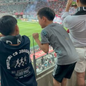 Alberto Mondi Instagram - 이탈리아와 잉글랜드의 유로컵 축구 경기보다가 너무 답답해서 피터랑 FC서울 경기 보러 갔다 왔어요 ㅋㅋㅋㅋ 
FC서울 팬들에 둘러싸여 조용히 강원FC를 응원했는데 강원 너무 잘해줬는데 아쉬웠어요😭 
FC서울 팬인 레오는 생애 처음 직관에서 이겨서 신나고, 린가드의 첫 번째 K리그 골도 봐서 더 신났어요! 
즐거운 시간을 선사해 주신 그라놀로지에게 정말 감사해요 😊
레오가 너무 행복해서 경기 끝나고 그라놀로지 스카프를 하고 잤어요 ㅋㅋㅋ
@granology @gangwon_fc @fcseoul 

#ilovethisgame