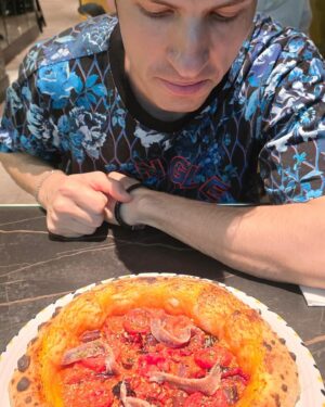 Alberto Mondi Instagram - 도쿄에 살고 있는 이탈리아 친구한테 “일본에서 제일 맛있는 피자”라고 소개 받아 Risto Pizza 리스토 피자에 놀러 갔는데 와 너무 맛있어서 깜짝 놀랐어요!! 피자의 기본 마리나라를 시켰는데 진짜 나폴리 맛 그대로였어요! 도쿄에서 꽤 유명하신 나폴리 출신 사장님 Peppe랑 사진까지 찍었어요 ㅋㅋㅋ
We had an amazing pizza at Risto Pizza in Tokyo. Thanks to Peppe who let us feel like at home! 

#토쿄 #피자 #나폴리피자 #tokyo #pizza #napolipizza #ristopizza #리스토피자