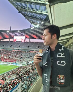 Alberto Mondi Instagram - 이탈리아와 잉글랜드의 유로컵 축구 경기보다가 너무 답답해서 피터랑 FC서울 경기 보러 갔다 왔어요 ㅋㅋㅋㅋ 
FC서울 팬들에 둘러싸여 조용히 강원FC를 응원했는데 강원 너무 잘해줬는데 아쉬웠어요😭 
FC서울 팬인 레오는 생애 처음 직관에서 이겨서 신나고, 린가드의 첫 번째 K리그 골도 봐서 더 신났어요! 
즐거운 시간을 선사해 주신 그라놀로지에게 정말 감사해요 😊
레오가 너무 행복해서 경기 끝나고 그라놀로지 스카프를 하고 잤어요 ㅋㅋㅋ
@granology @gangwon_fc @fcseoul 

#ilovethisgame