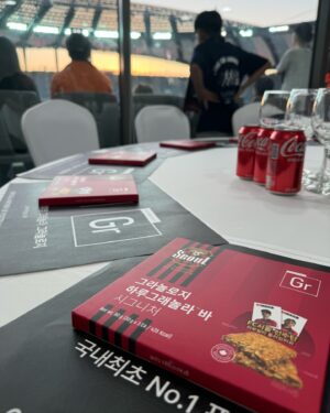 Alberto Mondi Instagram - 이탈리아와 잉글랜드의 유로컵 축구 경기보다가 너무 답답해서 피터랑 FC서울 경기 보러 갔다 왔어요 ㅋㅋㅋㅋ 
FC서울 팬들에 둘러싸여 조용히 강원FC를 응원했는데 강원 너무 잘해줬는데 아쉬웠어요😭 
FC서울 팬인 레오는 생애 처음 직관에서 이겨서 신나고, 린가드의 첫 번째 K리그 골도 봐서 더 신났어요! 
즐거운 시간을 선사해 주신 그라놀로지에게 정말 감사해요 😊
레오가 너무 행복해서 경기 끝나고 그라놀로지 스카프를 하고 잤어요 ㅋㅋㅋ
@granology @gangwon_fc @fcseoul 

#ilovethisgame