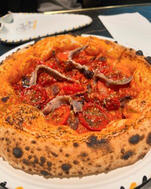Alberto Mondi Instagram - 도쿄에 살고 있는 이탈리아 친구한테 “일본에서 제일 맛있는 피자”라고 소개 받아 Risto Pizza 리스토 피자에 놀러 갔는데 와 너무 맛있어서 깜짝 놀랐어요!! 피자의 기본 마리나라를 시켰는데 진짜 나폴리 맛 그대로였어요! 도쿄에서 꽤 유명하신 나폴리 출신 사장님 Peppe랑 사진까지 찍었어요 ㅋㅋㅋ
We had an amazing pizza at Risto Pizza in Tokyo. Thanks to Peppe who let us feel like at home! 

#토쿄 #피자 #나폴리피자 #tokyo #pizza #napolipizza #ristopizza #리스토피자