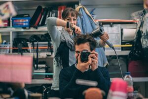 Alberto Rosende Instagram - Love how my camera's not at all inconvenient for @stefanieterzo #shadowhuntersseason3 #hairandmakeupchairphoto