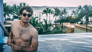 Alberto Rosende Instagram - Evening out this farmer’s tan! #nojobistoobig 📸: @tessamossey obv