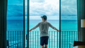 Alberto Rosende Instagram - Aloha! I have to say I’ve fallen in love with this island and the views from our room at @alohilaniresort make me feel like I won’t want to leave! #gonnahavetokickmeout 📸: @tessamossey