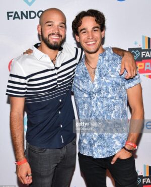 Alberto Rosende Instagram - Our first San Diego Comic Con was a success! So glad I got to share it with @diegorosende I hope you're checking out the episode tonight! #shadowhuntersseason2 just keeps getting better!!
Also @originalpenguin thanks for the threads 🤙🏼 #comiccon #Jawabrothers