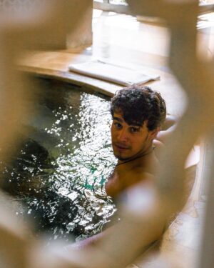 Alberto Rosende Instagram - Looking to relax after a day on the town. Peep the insta story to see how I chill @fsmarrakech  #marrakech #morocco  #hottubchilling #fsmarrakech 
Photo cred: @diegorosende 📸
