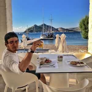 Alberto Rosende Instagram - Good views, good food, good people and good vibes #allyouneedinlife #patmos #greece #iamatraveler