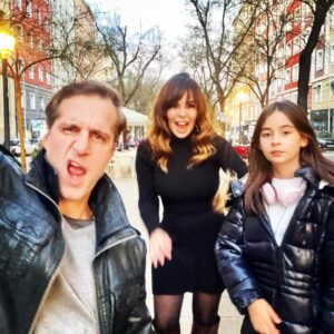 Albi De Abreu Instagram - Con los últimos rayitos de sol de 2022 y desde alguna calle de Madrid, quiero cerrar este año con la palabra que más me gusta después de “paz”: 

¡¡¡GRACIAS!!! 

Mi banda y yo les deseamos un 2023 en el que sean felices, mínimo, una vez al día. 

Dije, “mínimo”. 

Yo, cuando crea que no hay razones para serlo, volveré a mirar estas fotos. 

¡Feliz 23 pa’ to’ el mundo!

🦋🥂🤍🌟

@albideabreu 
#MicaelaSeBotó
@anamariasimon