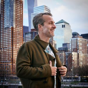 Albi De Abreu Instagram - Desde que decidí tener un plan de vida diferente, y que además, aceptaría las cosas como vinieran, he podido ver amigos en varios sitios del mundo, trabajar en sitios donde nunca lo había pensado, abrir mi corazón nuevamente, y conocer nuevos aliados, nuevos amigos que disfrutan, tanto como yo, los triunfos que voy coleccionando cada día.  Sí, por que todos los días se triunfa.  En esta oportunidad tuve la fortuna de dejarme fotografiar por mi amigo y hermano @eduardoferminphotonyc en su ciudad, NY. Un #tbt reciente que refleja muy bien como me siento. ¿Te sientes igual?  #Vive #Viaja