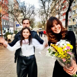 Albi De Abreu Instagram - Con los últimos rayitos de sol de 2022 y desde alguna calle de Madrid, quiero cerrar este año con la palabra que más me gusta después de “paz”: 

¡¡¡GRACIAS!!! 

Mi banda y yo les deseamos un 2023 en el que sean felices, mínimo, una vez al día. 

Dije, “mínimo”. 

Yo, cuando crea que no hay razones para serlo, volveré a mirar estas fotos. 

¡Feliz 23 pa’ to’ el mundo!

🦋🥂🤍🌟

@albideabreu 
#MicaelaSeBotó
@anamariasimon