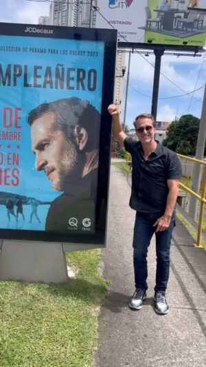 Albi De Abreu Instagram - El mejor regalo. 

Cuando se hace una película llamada “Cumpleañero! Lo único que espero son regalos, y eso es lo que he tenido. 

#Panamá me ha regalado una nueva historia en mi vida, nuevos amigos, playas, reencuentros, calor, abrazos, alegrias, sonrisas, éxito, prosperidad, aprendizaje, amor y muchos abrazos. 

El público ha quedado fascinando con la historia, han reído y llorado. Ha quedado satisfecho y nosotros nos sentimos realizados. 

Este estreno ha sido uno de los capítulos más lindos y satisfactorios de mi vida. Siempre atento para vivirlo en el presente y gozarme cada segundo de él. No hay palabras que describan lo que se siente verse en pantalla grande interpretando un personaje que fue planeado para conmover. Al final el conmovido fui yo mismo por los gestos de amor y cariño de todos los que pudieron verla. 

Gracias #Panamá , @qfilmspro @arturomontenegro @andryjose @gaby_gnazzo @juliadorto @sharocerquera @joavanyalvarez @digberland Por la entrega, el compañerismo, la buena onda, las risas y los abrazos. 

Que buen cumpleaños!!