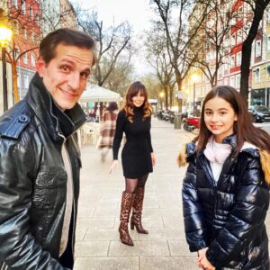 Albi De Abreu Instagram - Con los últimos rayitos de sol de 2022 y desde alguna calle de Madrid, quiero cerrar este año con la palabra que más me gusta después de “paz”: 

¡¡¡GRACIAS!!! 

Mi banda y yo les deseamos un 2023 en el que sean felices, mínimo, una vez al día. 

Dije, “mínimo”. 

Yo, cuando crea que no hay razones para serlo, volveré a mirar estas fotos. 

¡Feliz 23 pa’ to’ el mundo!

🦋🥂🤍🌟

@albideabreu 
#MicaelaSeBotó
@anamariasimon