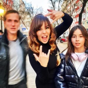 Albi De Abreu Instagram - Con los últimos rayitos de sol de 2022 y desde alguna calle de Madrid, quiero cerrar este año con la palabra que más me gusta después de “paz”: 

¡¡¡GRACIAS!!! 

Mi banda y yo les deseamos un 2023 en el que sean felices, mínimo, una vez al día. 

Dije, “mínimo”. 

Yo, cuando crea que no hay razones para serlo, volveré a mirar estas fotos. 

¡Feliz 23 pa’ to’ el mundo!

🦋🥂🤍🌟

@albideabreu 
#MicaelaSeBotó
@anamariasimon