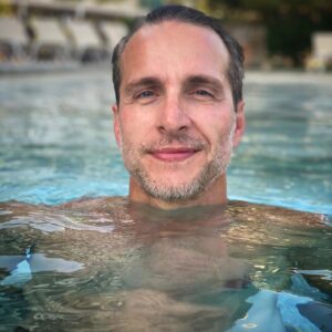 Albi De Abreu Instagram - Somos agua. 

Casi todo nuestro cuerpo es agua, lo mismo nuestro planeta. Y eso, para mi, no es una casualidad.
Siendo personas de agua,somos seres moldeables a las situaciones. Y como agua, penetramos en cada rendija disponible para seguir adelante.
Cuando no lo hacemos y nos nos movemos, como agua, nos estancamos. Y el agua estancada se torna turbia y pierde sus propiedades puras.
Para ser siempre agua que corre debemos tener un propósito, o varios. Eso nos garantiza querer seguir y entrar por cada redija que se abra. No debe ser una meta grande, puedes comenzar con propósitos pequeños, y a medida que los cumples y te oxigenas, vas creando metas nuevas.
Todas las metas grandes están compuestas por metas pequeñas.
Comprométete con tu intención, crea un propósito, avanza, que nada te detenga.
Se siempre agua fresca!
#Vive #Viaja #Tranquileish 
Foto @anamariasimon