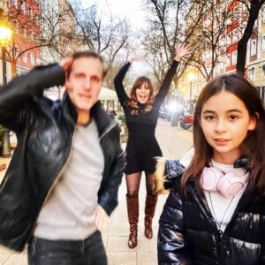 Albi De Abreu Instagram - Con los últimos rayitos de sol de 2022 y desde alguna calle de Madrid, quiero cerrar este año con la palabra que más me gusta después de “paz”: 

¡¡¡GRACIAS!!! 

Mi banda y yo les deseamos un 2023 en el que sean felices, mínimo, una vez al día. 

Dije, “mínimo”. 

Yo, cuando crea que no hay razones para serlo, volveré a mirar estas fotos. 

¡Feliz 23 pa’ to’ el mundo!

🦋🥂🤍🌟

@albideabreu 
#MicaelaSeBotó
@anamariasimon