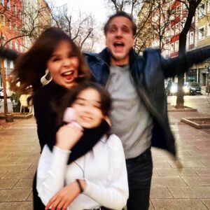 Albi De Abreu Instagram - Con los últimos rayitos de sol de 2022 y desde alguna calle de Madrid, quiero cerrar este año con la palabra que más me gusta después de “paz”: 

¡¡¡GRACIAS!!! 

Mi banda y yo les deseamos un 2023 en el que sean felices, mínimo, una vez al día. 

Dije, “mínimo”. 

Yo, cuando crea que no hay razones para serlo, volveré a mirar estas fotos. 

¡Feliz 23 pa’ to’ el mundo!

🦋🥂🤍🌟

@albideabreu 
#MicaelaSeBotó
@anamariasimon