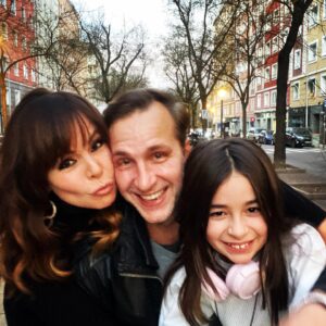 Albi De Abreu Instagram - Con los últimos rayitos de sol de 2022 y desde alguna calle de Madrid, quiero cerrar este año con la palabra que más me gusta después de “paz”: 

¡¡¡GRACIAS!!! 

Mi banda y yo les deseamos un 2023 en el que sean felices, mínimo, una vez al día. 

Dije, “mínimo”. 

Yo, cuando crea que no hay razones para serlo, volveré a mirar estas fotos. 

¡Feliz 23 pa’ to’ el mundo!

🦋🥂🤍🌟

@albideabreu 
#MicaelaSeBotó
@anamariasimon