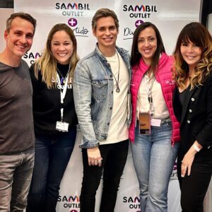 Albi De Abreu Instagram - Siempre voto por salir. Cada salida significa conocer gente nueva o reencontrarse con viejos amigos. 

Salir te saca de tu rutina, te hace vivir cosas nuevas y es una excelente forma de vivir la vida. 

Gracias @sambiloutlet y @lausanchezleon por la invitación y por la oportunidad de reencontrarme con viejos panas y disfrutar de los nuevos! 
@carlos_baute 
 @o_tiagoaraujo 
@santiagopmusic 
@anamariasimon