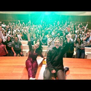 Albi De Abreu Instagram - ¡GRACIAS, A CORUÑA!

Ustedes siempre serán un buen plan. 

Hermosa función número 30 de #SinCuenta en esta Gira 2024. 

Gracias a la gente bonita que se acercó hasta el Teatro A Fundación, a quienes nos esperaron al final para la foto y el amapuche, a mi querida @uxiauxiacolor por estar, por siempre estar, a nuestros productores de la gira en España @progresieventos por hacernos todo tan fácil y a esta ciudad maravillosa que NO hizo honor a su fama y nos recibió y despidió con un sol y unas temperaturas dignas del Sur, aunque estuviésemos en el Norte. 

¡Gracias eternas! 

¡Seguimos!

Próximas paradas:

BARCELONA  30 de abril
PANAMÁ  28 y 29 de agosto

Y pronto les anuncio fechas en:

SANTIAGO
BUENOS AIRES
QUITO
LIMA
BOGOTÁ
MEDELLÍN
DOMINICANA
ESTADOS UNIDOS
… ¡Y VENEZUEEEEEELA!

Todas la entradas están a la venta en el link directo de mi bio. 👆🏼👆🏼👆🏼

#SinCuenta
Escrito por @indirapaezd 
Producido por @juancarlosmartint 
Dirigido por @albideabreu
👗 @yolimamoralesbridalart
