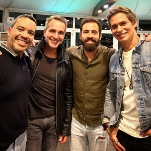 Albi De Abreu Instagram - Siempre voto por salir. Cada salida significa conocer gente nueva o reencontrarse con viejos amigos. 

Salir te saca de tu rutina, te hace vivir cosas nuevas y es una excelente forma de vivir la vida. 

Gracias @sambiloutlet y @lausanchezleon por la invitación y por la oportunidad de reencontrarme con viejos panas y disfrutar de los nuevos! 
@carlos_baute 
 @o_tiagoaraujo 
@santiagopmusic 
@anamariasimon