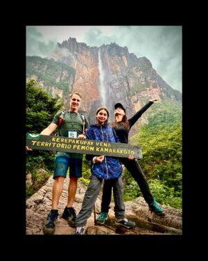 Albi De Abreu Instagram - Este viaje a Venezuela ha tenido detalles muy especiales. 

Me estreno como director de teatro con el monólogo “Sin Cuenta”, protagonizado por @anamariasimon 
, reencontrarme con mi familia, viejos amigos, mi Ávila amado, y sorpresas que siguen continuando. 

Cuando @261agenciadeviajes nos invitó a visitar #Canaima y hospedarnos en @wakulodge no sabía que iba a realizar uno de los más inolvidables viajes de mi vida. No solo por la especial compañía, Ana y Mica, sino por la grandeza de este parque. 

Cuando tienes frente a ti esa gran cascada llamada “El Salto Ángel”, el “Auyán-Tepui”, los amplios e interminables ríos, las imponentes cascadas, y la densidad de la selva, es inevitable crearse muchas preguntas existenciales. 

No importa en que Dios creas, pero esa energía creadora está allí. El alma se revitaliza, y deseas que tu mente pueda grabar cada cosa que has visto para siempre. 

Cuando quieras encontrarte debes venir a este sitio. 

Agradezco a todos los que hicieron esta experiencia posible @wakulodge @261agenciadeviajes @anamariasimon,Mari , “Jeulou”, el pueblo Pemón y a los guías @0mar_dito @jimseven_7 y @elchamanatoato Agradezco a la vida, a Dios y al universo, y agradezco por haber podido atraer esta inolvidable vivencia. 

No dejen de hacerla.