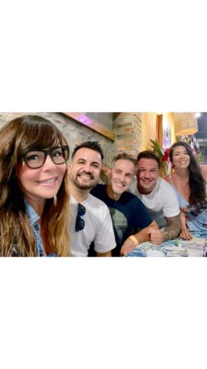 Albi De Abreu Instagram - Dejarse fluir ha sido uno de mis mantras de vida últimamente. 

Esto no significa que no soy consciente de mis decisiones. Para mi dejarse fluir es estar abierto a los imprevistos, a las sorpresas y a los regalos. 

Dejarme fluir me hizo reunirme de nuevo en Madrid con @alvarorpk y @chris_uzcategui ambos gerentes de @nomads_in , y gracias a esa reunión pudimos, todo el equipo se @anasincuenta , tomarnos unas pequeñas vacaciones en Margarita después de nuestra función número 19, producida por @pablomontano . 

Margarita me ha hecho extrañar Venezuela de nuevo, me ha hecho ver lo más lindo de nuestra gente, y disfrutar de su cálida brisa al atardecer en Playa El Agua. 

Tuvimos una estadía perfecta en @ldplus , y ,donde nunca dejaron de sonreírnos. Recorrimos la isla gracias a @ageturo .Comimos con gente que tiene manos benditas para cocinar, un peruano que no se cree en @rocotofusion y unas carnes en @braseritomgta donde asombrosamente cada corte sabía mejor que el siguiente. 

Para cerrar con los cariños de la isla, terminamos con una buena buceada con @skull_divers que terminaron siendo, no solo grandes instructores, sino también excelentes anfitriones y amigos. 

Me voy de Margarita queriendo regresar pronto y con mucha ilusión de pasar un largo tiempo en el futuro. 

Gracias @nomads_in por la tremenda experiencia. 

Gracias isla hermosa por permitirme fluir tranquilamente y sentirme como si perteneciera a tus costas. 

Gracias a todo el equipo de @anasincuenta 

@anamariasimon 
@juancarlosmartint 
@gisellebritomusic 
@luciernaga.ld