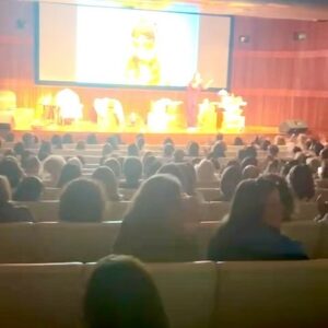 Albi De Abreu Instagram - ¡GRACIAS, A CORUÑA!

Ustedes siempre serán un buen plan. 

Hermosa función número 30 de #SinCuenta en esta Gira 2024. 

Gracias a la gente bonita que se acercó hasta el Teatro A Fundación, a quienes nos esperaron al final para la foto y el amapuche, a mi querida @uxiauxiacolor por estar, por siempre estar, a nuestros productores de la gira en España @progresieventos por hacernos todo tan fácil y a esta ciudad maravillosa que NO hizo honor a su fama y nos recibió y despidió con un sol y unas temperaturas dignas del Sur, aunque estuviésemos en el Norte. 

¡Gracias eternas! 

¡Seguimos!

Próximas paradas:

BARCELONA  30 de abril
PANAMÁ  28 y 29 de agosto

Y pronto les anuncio fechas en:

SANTIAGO
BUENOS AIRES
QUITO
LIMA
BOGOTÁ
MEDELLÍN
DOMINICANA
ESTADOS UNIDOS
… ¡Y VENEZUEEEEEELA!

Todas la entradas están a la venta en el link directo de mi bio. 👆🏼👆🏼👆🏼

#SinCuenta
Escrito por @indirapaezd 
Producido por @juancarlosmartint 
Dirigido por @albideabreu
👗 @yolimamoralesbridalart