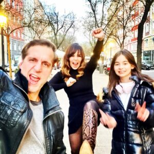 Albi De Abreu Instagram - Con los últimos rayitos de sol de 2022 y desde alguna calle de Madrid, quiero cerrar este año con la palabra que más me gusta después de “paz”: 

¡¡¡GRACIAS!!! 

Mi banda y yo les deseamos un 2023 en el que sean felices, mínimo, una vez al día. 

Dije, “mínimo”. 

Yo, cuando crea que no hay razones para serlo, volveré a mirar estas fotos. 

¡Feliz 23 pa’ to’ el mundo!

🦋🥂🤍🌟

@albideabreu 
#MicaelaSeBotó
@anamariasimon