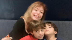 Alcione Mazzeo Instagram - E meu aniversário foi assim ❤️ lindamente comemorado c/ meus meninos!

#aniversario #aniversário #comemoração #comemoracao #familia #filho #netos #alcionemazzeo #gratidão #deus #freiluiz #vivaavida