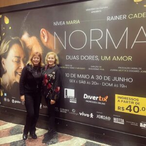 Alcione Mazzeo Instagram - Tanto tempo q não encontrava a Nívea Maria e hj tive o imenso prazer de assisti-la ao lado de outro grande ator, Rainer Cadete. 🎭 Espetáculo comovente q fala sobre amor, desejo, solidão, preconceito, superação, perdāo… 💗 Foi lindo ver o teatro lotado! 
E q bom q farāo nova temporada em SP! 👏🏻👏🏻👏🏻 Ah! Fui c/ minha amiga Norma e essa música linda é da peça. 

#teatro #ultimodia #norma #rio #teatrodasartes #niveamaria #rainercadete #alcionemazzeo #vivaoteatro