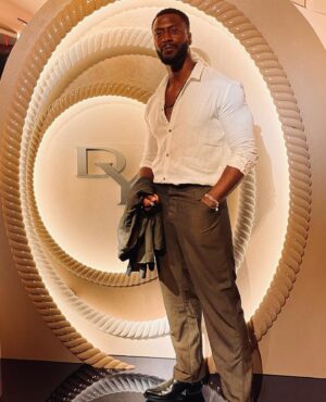 Aldis Hodge Instagram - Guess who came to dinner 😎

Celebrating @davidyurman‘s
Sculpted Cable hosted by @sophiarichiegrainge and Evan Yurman. #DYSculptedCable.

Well done, #DY. Well done 👌🏿