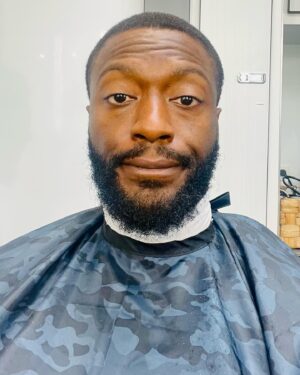 Aldis Hodge Instagram - Damn, went from #BustedandBasic to #MommaWeMadeIt.

It’s crazy what a good barber will do for a brotha 😂. Shout to my guy @thedopeinfluencer for keeping me fresh all these years. I’ll tap in with ya’ll later, back to work @leverageredemption. ⛓️from @davidyurman.