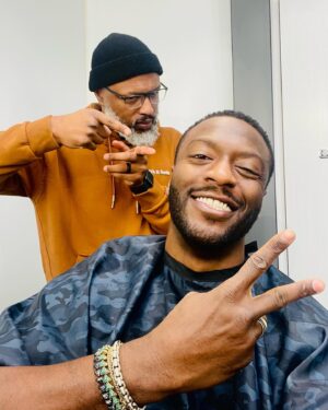 Aldis Hodge Instagram - Damn, went from #BustedandBasic to #MommaWeMadeIt.

It’s crazy what a good barber will do for a brotha 😂. Shout to my guy @thedopeinfluencer for keeping me fresh all these years. I’ll tap in with ya’ll later, back to work @leverageredemption. ⛓️from @davidyurman.