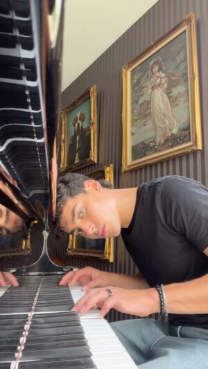 Alec Golinger Instagram - Piano 🎶 🎹 
*
*
*
#music #piano #insta #instagram #reels #instagramreels #fun #vibes #anotherlove #another #love