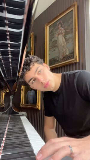 Alec Golinger Instagram - Who knows the name of this song? 🎹 
*
*
*
#piano #music #relax #chill #escape #vibes #musician #keys #blue #song #relaxing #fun #reels #instareels